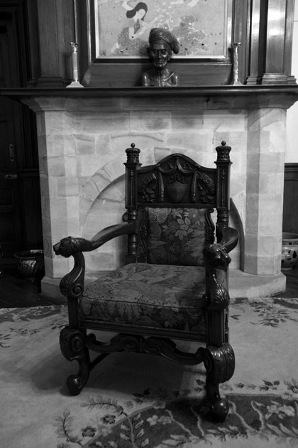 06_PrincePradyotDebBurmanroyalhouse.hellomagazine.blackandwhite.chair.jpg
